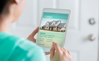 How Should Sellers Price Their Homes to Attract Buyers While Maximizing Value in Wisconsin?